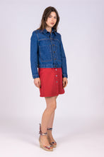 Upload the image to the Gallery viewer, giacca denim donna colombina di alzavola moda sostenibile, indossato frontale chiuso