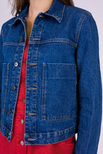 Upload the image to the Gallery viewer, giacca denim donna colombina di alzavola moda sostenibile, dettaglio fronte indossato
