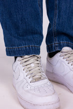 Carica l'immagine nel visualizzatore di Gallery, alzavola moda sostenibile jeans uomo denim cante dettaglio orlo