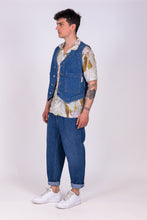 Carica l'immagine nel visualizzatore di Gallery, gilet uomo denim cosroe di alzavola moda sostenibile, vista laterale