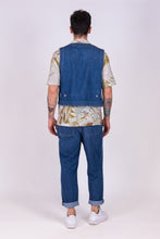 Carica l'immagine nel visualizzatore di Gallery, gilet uomo denim cosroe di alzavola moda sostenibile, figura intera retro
