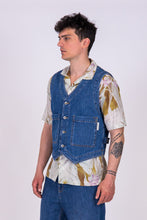 Carica l'immagine nel visualizzatore di Gallery, gilet uomo denim cosroe di alzavola moda sostenibile, indossato, laterale