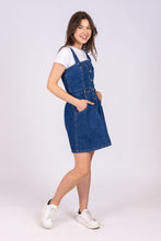 Upload the image to the Gallery viewer, vestito denim estivo erdenite di alzavola moda sostenibile, indossato laterale