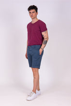 Carica l'immagine nel visualizzatore di Gallery, alzavola moda sostenibile short pantaloncino blu uomo enrico indossato