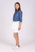 Upload the image to the Gallery viewer, alzavola moda sostenibile short pantaloncino bianco gloria lato con cintura