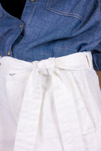 Upload the image to the Gallery viewer, alzavola moda sostenibile short pantaloncino bianco gloria dettaglio cintura