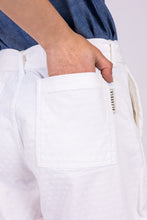 Upload the image to the Gallery viewer, alzavola moda sostenibile short pantaloncino bianco gloria dettaglio