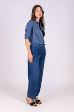 Upload the image to the Gallery viewer, alzavola denim sostenibile jeans donna dama lato