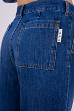 Upload the image to the Gallery viewer, alzavola moda sostenibile denim donna dama dettaglio retro