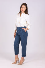 Upload the image to the Gallery viewer, alzavola moda sostenibile pantalone donna dama lato