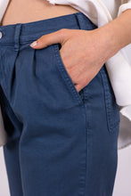 Upload the image to the Gallery viewer, alzavola moda sostenibile pantalone donna dama dettaglio fianco