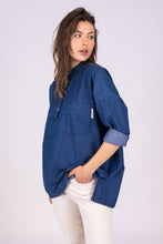 Upload the image to the Gallery viewer, alzavola moda sostenibile camicia carola lato