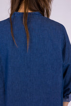 Upload the image to the Gallery viewer, alzavola moda sostenibile camicia carola dettaglio 1