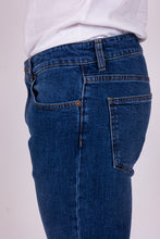 Carica l'immagine nel visualizzatore di Gallery, alzavola moda sostenibile pantalone uomo vieri dettaglio fianco