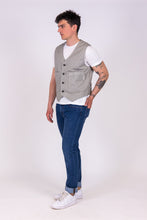 Carica l'immagine nel visualizzatore di Gallery, gilet uomo grigio cosroe di alzavola moda sostenibile, vista laterale