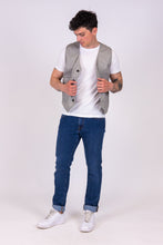 Carica l'immagine nel visualizzatore di Gallery, gilet uomo grigio cosroe di alzavola moda sostenibile, indossato