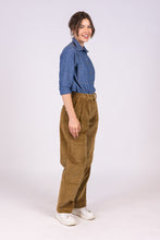 Upload the image to the Gallery viewer, pantalone donna dama in velluto caramello di alzavola moda sostenibile indossato laterale