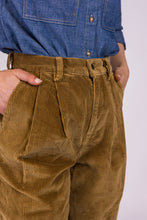 Upload the image to the Gallery viewer, pantalone donna dama in velluto caramello di alzavola moda sostenibile dettaglio tasca frontale
