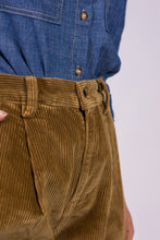 Upload the image to the Gallery viewer, pantalone donna dama in velluto caramello di alzavola moda sostenibile dettaglio pence