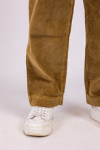 Upload the image to the Gallery viewer, pantalone donna dama in velluto caramello di alzavola moda sostenibile dettaglio orlo
