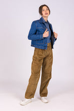 Upload the image to the Gallery viewer, pantalone donna dama in velluto caramello di alzavola moda sostenibile indossato