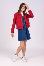 Upload the image to the Gallery viewer, vestito denim estivo erdenite di alzavola moda sostenibile con giacca colombina rossa