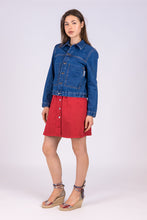 Carica l&#39;immagine nel visualizzatore di Gallery, vestito cotone rosso estivo erdenite e giacca denim colombina chiusa di alzavola moda sostenibile
