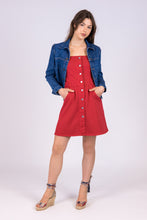 Carica l&#39;immagine nel visualizzatore di Gallery, vestito cotone rosso estivo erdenite e giacca denim colombina di alzavola moda sostenibile, indossato di fronte
