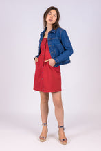 Upload the image to the Gallery viewer, giacca denim donna colombina di alzavola moda sostenibile, indossato con vestito erdenite rosso

