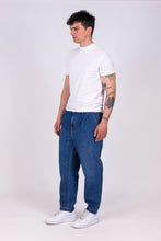 Upload the image to the Gallery viewer, alzavola moda sostenibile jeans uomo denim cante indossato
