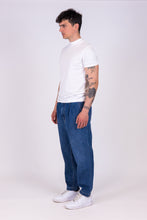 Carica l&#39;immagine nel visualizzatore di Gallery, alzavola moda sostenibile jeans uomo denim cante vista laterale
