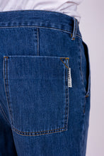 Upload the image to the Gallery viewer, alzavola moda sostenibile jeans uomo denim cante dettaglio tasca sul retro
