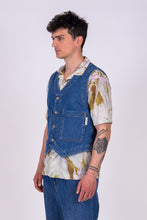 Carica l&#39;immagine nel visualizzatore di Gallery, gilet uomo denim cosroe di alzavola moda sostenibile, indossato
