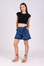 Upload the image to the Gallery viewer, alzavola moda sostenibile short pantaloncino denim gloria indossato
