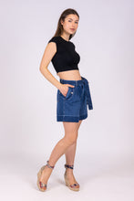 Upload the image to the Gallery viewer, alzavola moda sostenibile short pantaloncino denim gloria vista lato

