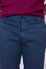 Carica l&#39;immagine nel visualizzatore di Gallery, alzavola moda sostenibile short pantaloncino blu uomo enrico dettaglio fronte
