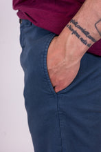 Carica l&#39;immagine nel visualizzatore di Gallery, alzavola moda sostenibile short pantaloncino blu uomo enrico dettaglio tasca
