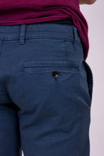 Upload the image to the Gallery viewer, alzavola moda sostenibile short pantaloncino blu uomo enrico dettaglio retro
