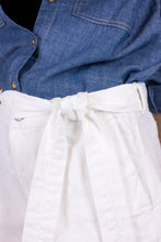Carica l&#39;immagine nel visualizzatore di Gallery, alzavola moda sostenibile short pantaloncino bianco gloria dettaglio cintura
