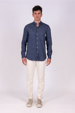 Upload the image to the Gallery viewer, camicia coreana uomo leo alzavola moda sostenibile, indossato frontale
