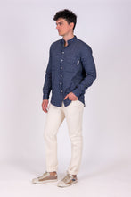 Upload the image to the Gallery viewer, camicia coreana uomo leo alzavola moda sostenibile, vista laterale
