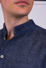 Upload the image to the Gallery viewer, camicia coreana uomo leo alzavola moda sostenibile dettaglio colletto
