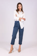 Carica l&#39;immagine nel visualizzatore di Gallery, alzavola moda sostenibile pantalone donna dama indossato

