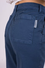 Carica l&#39;immagine nel visualizzatore di Gallery, alzavola moda sostenibile pantalone donna dama dettaglio retro
