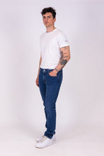 Upload the image to the Gallery viewer, alzavola moda sostenibile pantalone uomo vieri lato
