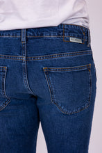 Upload the image to the Gallery viewer, alzavola moda sostenibile pantalone uomo vieri dettaglio retro
