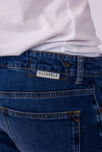 Upload the image to the Gallery viewer, alzavola moda sostenibile pantalone uomo vieri dettaglio
