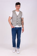 Carica l&#39;immagine nel visualizzatore di Gallery, gilet uomo grigio cosroe di alzavola moda sostenibile, made in italy
