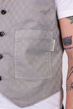 Carica l&#39;immagine nel visualizzatore di Gallery, gilet uomo grigio cosroe di alzavola moda sostenibile, dettaglio tasca frontale
