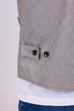 Carica l&#39;immagine nel visualizzatore di Gallery, gilet uomo grigio cosroe di alzavola moda sostenibile, dettaglio bottoni retro
